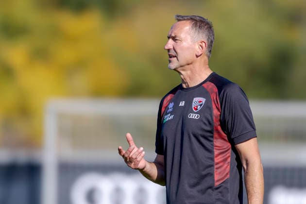 Ingolstadt, Deutschland 29. September 2026: 3. Liga - 2026 2027 - FC Ingolstadt 04 - Training Im Bild: Trainer Achim Beierlorzer (FCI) gestikuliert auf dem Spielfeld. Trainingsgelände Audi Sportpark Bayern Copyright: xFotostandx xSchäferx
