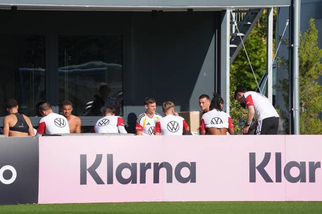 Deutsche Mannschaft zieht sich um für das Training - Herzo Base 29.09.2026: Deutsche Nationalmannschaft Nations League Vorbereitung, Home Ground, HerzoBase, World of Adidas, Herzogenaurach