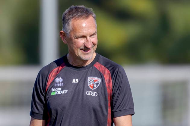 Ingolstadt, Deutschland 29. September 2026: 3. Liga - 2026 2027 - FC Ingolstadt 04 - Training Im Bild: Trainer Achim Beierlorzer (FCI) lächelnd auf dem Spielfeld. Trainingsgelände Audi Sportpark Bayern Copyright: xFotostandx xSchäferx