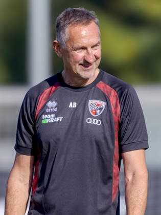 Ingolstadt, Deutschland 29. September 2026: 3. Liga - 2026 2027 - FC Ingolstadt 04 - Training Im Bild: Trainer Achim Beierlorzer (FCI) lächelnd auf dem Spielfeld. Trainingsgelände Audi Sportpark Bayern Copyright: xFotostandx xSchäferx