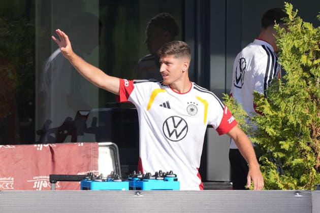 Vitaly Janelt (Deutschland Germany) grüßt - Herzo Base 29.09.2026: Deutsche Nationalmannschaft Nations League Vorbereitung, Home Ground, HerzoBase, World of Adidas, Herzogenaurach