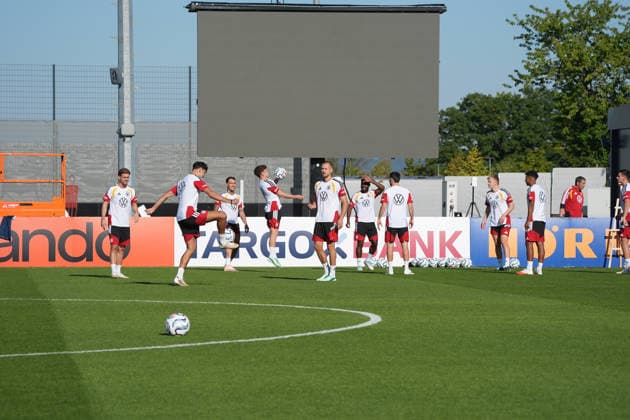 Mannschachaft macht sich warm, Tom Bischof (Deutschland Germany), Yannik Engelhardt (Deutschland Germany), Felix Keidel (Deutschland Germany), David Raum (Deutschland Germany), Waldemar Anton (Deutschland Germany), Ridle Baku (Deutschland Germany), Said El Mala (Deutschland Germany), Felix Keidel (Deutschland Germany), Jonathan Burkardt (Deutschland, Germany) - Herzo Base 29.09.2026: Deutsche Nationalmannschaft Nations League Vorbereitung, Home Ground, HerzoBase, World of Adidas, Herzogenaurach