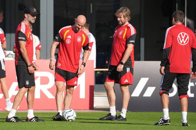 Bundestrainer Jürgen Klopp (Deutschland Germany) mit seinem Trainerstab - Herzo Base 29.09.2026: Deutsche Nationalmannschaft Nations League Vorbereitung, Home Ground, HerzoBase, World of Adidas, Herzogenaurach