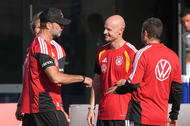 Bundestrainer Jürgen Klopp (Deutschland Germany) bespricht sich mit seinem Trainerstab - Herzo Base 29.09.2026: Deutsche Nationalmannschaft Nations League Vorbereitung, Home Ground, HerzoBase, World of Adidas, Herzogenaurach