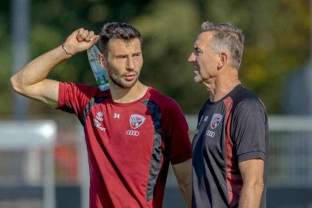 Ingolstadt, Deutschland 29. September 2026: 3. Liga - 2026 2027 - FC Ingolstadt 04 - Training Im Bild: v.li. Lukas Fröde Froede (FCI) und Trainer Achim Beierlorzer (FCI) Trainingsgelände Audi Sportpark Bayern Copyright: xFotostandx xSchäferx