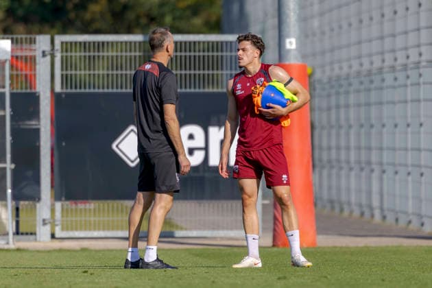 Ingolstadt, Deutschland 29. September 2026: 3. Liga - 2026 2027 - FC Ingolstadt 04 - Training Im Bild: v.li. Trainer Achim Beierlorzer (FCI) und Dennis Kaygin (FCI) Trainingsgelände Audi Sportpark Bayern Copyright: xFotostandx xSchäferx