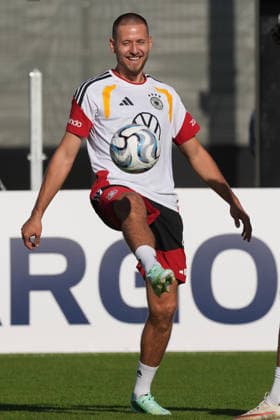 Waldemar Anton (Deutschland Germany) hat Spaß am Training - Herzo Base 29.09.2026: Deutsche Nationalmannschaft Nations League Vorbereitung, Home Ground, HerzoBase, World of Adidas, Herzogenaurach