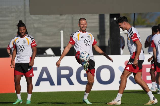 Waldemar Anton (Deutschland Germany) hat Spaß am Training - Herzo Base 29.09.2026: Deutsche Nationalmannschaft Nations League Vorbereitung, Home Ground, HerzoBase, World of Adidas, Herzogenaurach