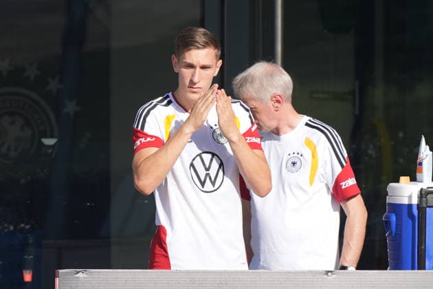 Nico Schlotterbeck (Deutschland Germany) nimmt sich Sonnencreme - Herzo Base 29.09.2026: Deutsche Nationalmannschaft Nations League Vorbereitung, Home Ground, HerzoBase, World of Adidas, Herzogenaurach