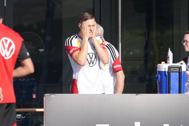 Nico Schlotterbeck (Deutschland Germany) nimmt sich Sonnencreme - Herzo Base 29.09.2026: Deutsche Nationalmannschaft Nations League Vorbereitung, Home Ground, HerzoBase, World of Adidas, Herzogenaurach