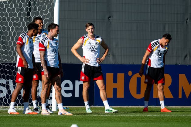 29.09.2026, GER, Fussball, Herren, UEFA Nations League, Training, DFB Nationalmannschaft Deutschland Nico Schlotterbeck ( Deutschland ) und Team Herzogenaurach Adidas Basecamp Halftime Bayern Deutschland Copyright: xNordphoto Memmlerx