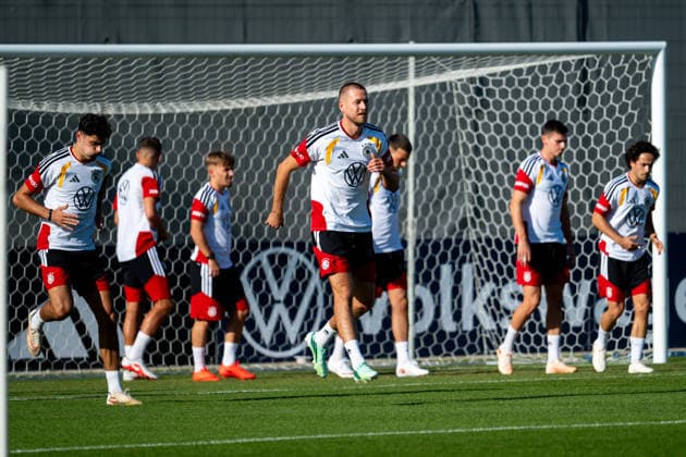 29.09.2026, GER, Fussball, Herren, UEFA Nations League, Training, DFB Nationalmannschaft Deutschland Waldemar Anton ( Deutschland ) und Team Herzogenaurach Adidas Basecamp Halftime Bayern Deutschland Copyright: xNordphoto Memmlerx