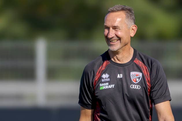 Ingolstadt, Deutschland 29. September 2026: 3. Liga - 2026 2027 - FC Ingolstadt 04 - Training Im Bild: Trainer Achim Beierlorzer (FCI) lächelnd auf dem Spielfeld. Trainingsgelände Audi Sportpark Bayern Copyright: xFotostandx xSchäferx