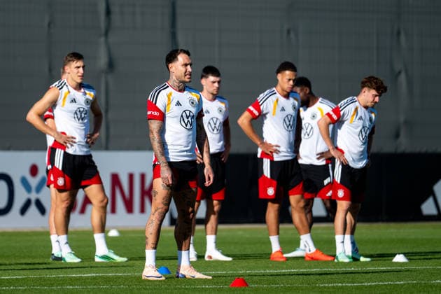 29.09.2026, GER, Fussball, Herren, UEFA Nations League, Training, DFB Nationalmannschaft Deutschland David Raum ( Deutschland ) und Team Herzogenaurach Adidas Basecamp Halftime Bayern Deutschland Copyright: xNordphoto Memmlerx