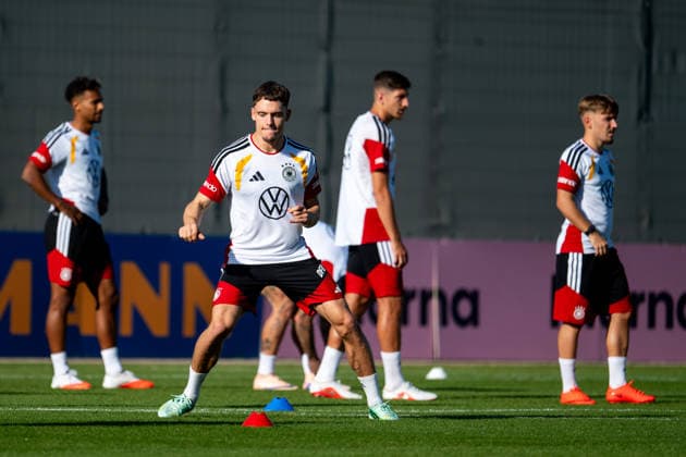 29.09.2026, GER, Fussball, Herren, UEFA Nations League, Training, DFB Nationalmannschaft Deutschland Florian Wirtz ( Deutschland ) und Team Herzogenaurach Adidas Basecamp Halftime Bayern Deutschland Copyright: xNordphoto Memmlerx
