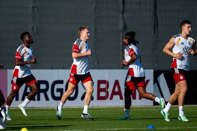 29.09.2026, GER, Fussball, Herren, UEFA Nations League, Training, DFB Nationalmannschaft Deutschland Jonathan Burkardt ( Deutschland ) und Team Herzogenaurach Adidas Basecamp Halftime Bayern Deutschland Copyright: xNordphoto Memmlerx