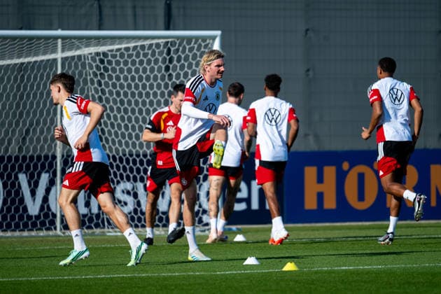 29.09.2026, GER, Fussball, Herren, UEFA Nations League, Training, DFB Nationalmannschaft Deutschland Nick Woltemade ( Deutschland ) und Team Herzogenaurach Adidas Basecamp Halftime Bayern Deutschland Copyright: xNordphoto Memmlerx