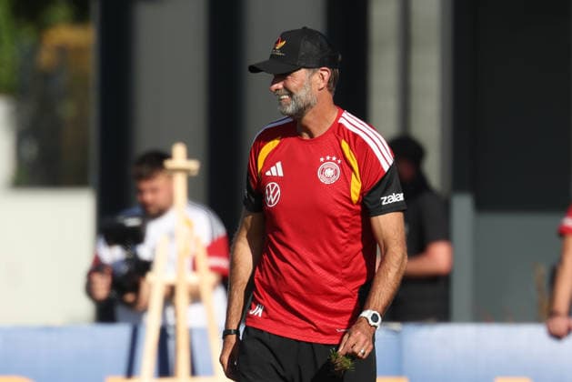 Juergen Klopp (Deutschland, Bundestrainer) mit einem Stueck Rasen in der Hand, GER, Deutschland Nationalmannschaft, Training, Fussball, UEFA Nations League, Saison 2026 2027, 29.09.2026, GER, Deutschland Nationalmannschaft, Training, Fussball, UEFA Nations League, Saison 2026 2027, 29.09.2026 Herzogenaurach Copyright: xEibner-Pressefoto JennixMaulx EP_JML