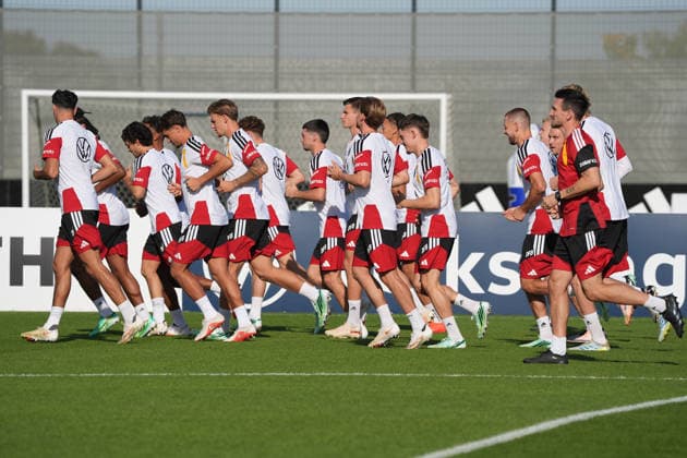 Mannschaft läuft sich warm - Herzo Base 29.09.2026: Deutsche Nationalmannschaft Nations League Vorbereitung, Home Ground, HerzoBase, World of Adidas, Herzogenaurach