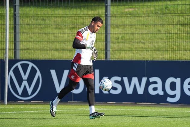 Torwart Noah Atubolu (Deutschland Germany) macht sich warm mit Torwarttrainer Stefan Wessels (Deutschland Germany) - Herzo Base 29.09.2026: Deutsche Nationalmannschaft Nations League Vorbereitung, Home Ground, HerzoBase, World of Adidas, Herzogenaurach