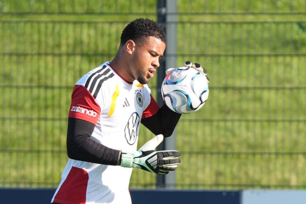 Torwart Noah Atubolu (Deutschland Germany) macht sich warm - Herzo Base 29.09.2026: Deutsche Nationalmannschaft Nations League Vorbereitung, Home Ground, HerzoBase, World of Adidas, Herzogenaurach