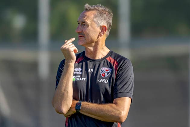 Ingolstadt, Deutschland 29. September 2026: 3. Liga - 2026 2027 - FC Ingolstadt 04 - Training Im Bild: Trainer Achim Beierlorzer (FCI) nachdenklich auf dem Spielfeld. Trainingsgelände Audi Sportpark Bayern Copyright: xFotostandx xSchäferx