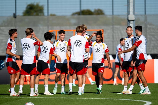 29.09.2026, GER, Fussball, Herren, UEFA Nations League, Training, DFB Nationalmannschaft Deutschland Tom Bischof ( Deutschland ), Florian Wirtz ( Deutschland ), Serge Gnabry ( Deutschland ), Waldemar Anton ( Deutschland ) und Team Herzogenaurach Adidas Basecamp Halftime Bayern Deutschland Copyright: xNordphoto Memmlerx