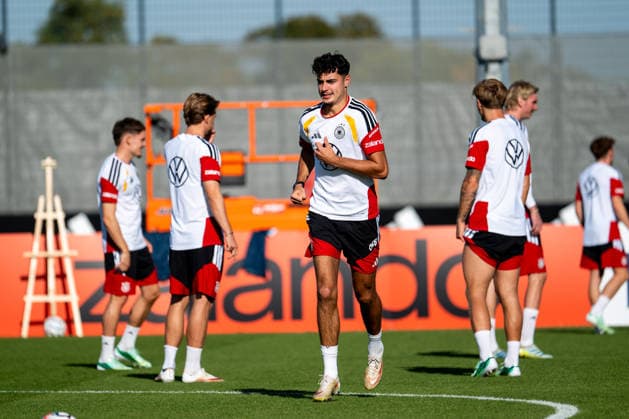 29.09.2026, GER, Fussball, Herren, UEFA Nations League, Training, DFB Nationalmannschaft Deutschland Aleksandar Pavlovic ( Deutschland ) Herzogenaurach Adidas Basecamp Halftime Bayern Deutschland Copyright: xNordphoto Memmlerx
