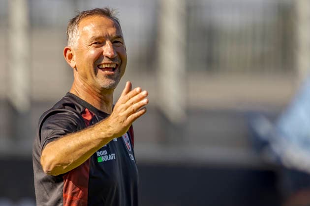 Ingolstadt, Deutschland 29. September 2026: 3. Liga - 2026 2027 - FC Ingolstadt 04 - Training Im Bild: Trainer Achim Beierlorzer (FCI) gestikuliert auf dem Spielfeld. Trainingsgelände Audi Sportpark Bayern Copyright: xFotostandx xSchäferx