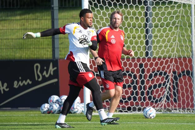 Torwart Noah Atubolu (Deutschland Germany) macht sich warm mit Torwarttrainer Stefan Wessels (Deutschland Germany) - Herzo Base 29.09.2026: Deutsche Nationalmannschaft Nations League Vorbereitung, Home Ground, HerzoBase, World of Adidas, Herzogenaurach