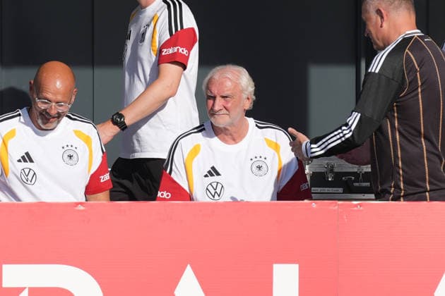 Sportdirektor Rudi Völler (Deutschland Germany) sieht zu - Herzo Base 29.09.2026: Deutsche Nationalmannschaft Nations League Vorbereitung, Home Ground, HerzoBase, World of Adidas, Herzogenaurach