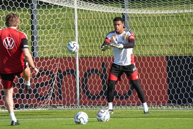 Torwart Noah Atubolu (Deutschland Germany) mit Torwarttrainer Stefan Wessels (Deutschland Germany) - Herzo Base 29.09.2026: Deutsche Nationalmannschaft Nations League Vorbereitung, Home Ground, HerzoBase, World of Adidas, Herzogenaurach