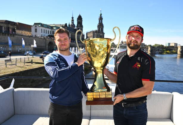 v.l.: Florian Zur Nieden (Dresden) und Heiko Bals (Potsdam) mit dem Meisterpokal, GFL-Bowl, Bowl, Endspiel um die deutsche Meisterschaft zwischen den Dresden Monarchs und den Potsdam Royals, Finale, American Football, German Football League, GFL, Dresden, Pressekonferenz auf dem Motorschiff Gräfin Cosel , 29.09.2026,