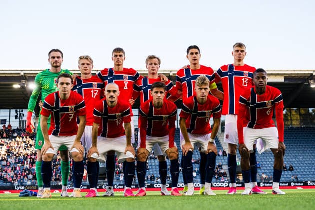260929 The starting eleven of Norway poses for a team group, Mannschaftsbild, Totale photo ahead of the UEFA European Under-21 Qualifier football match between Norway and Bosnia-Herzegovina on September 29, 2026 in Stavanger. Photo: Marius Simensen BILDBYRAN COP 238 bbeng bosnia bosnia-hercegovina em kvalifisering football fotball fotboll norge norway soccer U21, U 21 UEFA EURO, EM, Europameisterschaft,Fussball under-21 qualifiers Copyright: MARIUSxSIMENSEN BB260929BB291