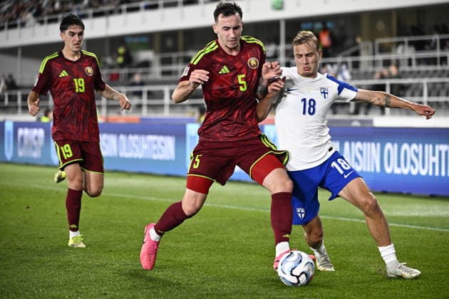 LKS 20260929 Vladislav Kalinin of Belarus vies with Topi Keskinen (R) of Finland during the UEFA Nations League League C Group C1 football match between Finland and Belarus in Helsinki, Finland, on September 29, 2026. - RONI REKOMAA Helsinki Finland rTnBbDmvb10  Copyright: xRonixRekomaax rTnBbDmvb10