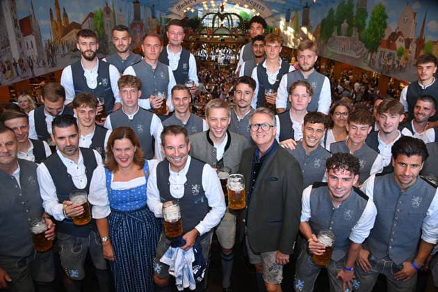 Praesident Gernot MANG (1860),Verena DIETL, Oberbuergermeister Dominik KRAUSE. Traditioneller Wiesn Besich des TSV 1860 Muenche, Mannschaft Hacker Pschorr Zelt. 191. Oktoberfest vom 19.09.-04.10.2026 auf der Theresienwiese in Muenchen.
