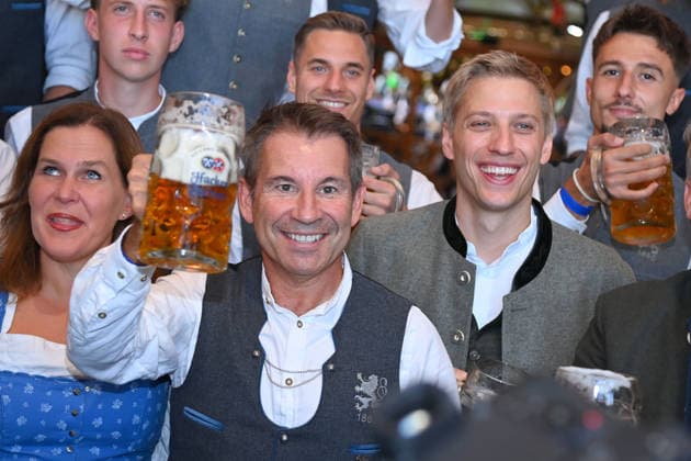Praesident Gernot MANG (1860), Oberbuergermeister Dominik KRAUSE. Traditioneller Wiesn Besich des TSV 1860 Muenche, Mannschaft Hacker Pschorr Zelt. 191. Oktoberfest vom 19.09.-04.10.2026 auf der Theresienwiese in Muenchen.