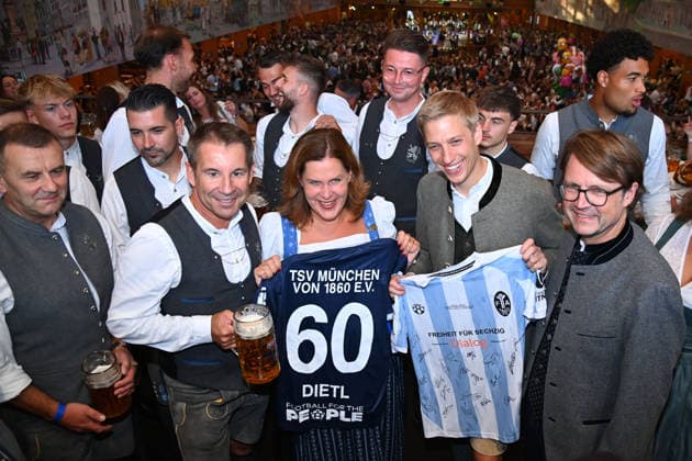 Praesident Gernot MANG (1860),Verena DIETL, Oberbuergermeister Dominik KRAUSE. Traditioneller Wiesn Besich des TSV 1860 Muenche, Mannschaft Hacker Pschorr Zelt. 191. Oktoberfest vom 19.09.-04.10.2026 auf der Theresienwiese in Muenchen.