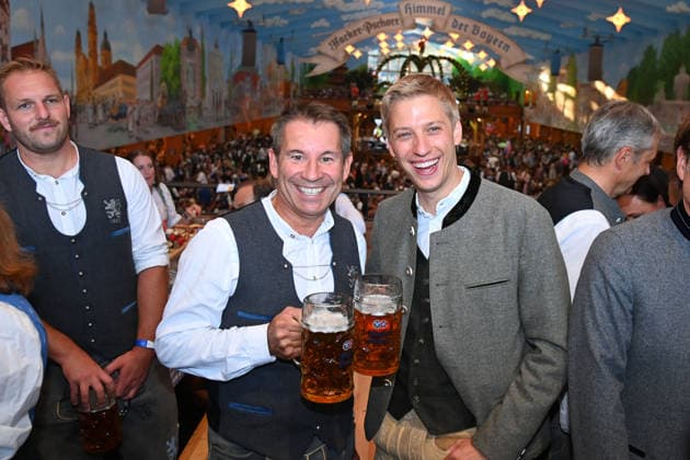Praesident Gernot MANG (1860), Oberbuergermeister Dominik KRAUSE. Traditioneller Wiesn Besich des TSV 1860 Muenche, Mannschaft Hacker Pschorr Zelt. 191. Oktoberfest vom 19.09.-04.10.2026 auf der Theresienwiese in Muenchen.