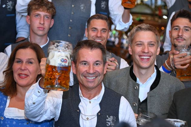 Praesident Gernot MANG (1860),Verena DIETL,, Oberbuergermeister Dominik KRAUSE. Traditioneller Wiesn Besich des TSV 1860 Muenche, Mannschaft Hacker Pschorr Zelt. 191. Oktoberfest vom 19.09.-04.10.2026 auf der Theresienwiese in Muenchen. Â