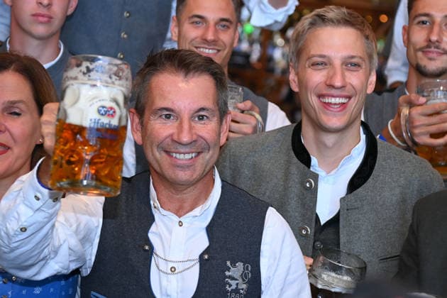 Praesident Gernot MANG (1860),Verena DIETL,, Oberbuergermeister Dominik KRAUSE. Traditioneller Wiesn Besich des TSV 1860 Muenche, Mannschaft Hacker Pschorr Zelt. 191. Oktoberfest vom 19.09.-04.10.2026 auf der Theresienwiese in Muenchen. Â