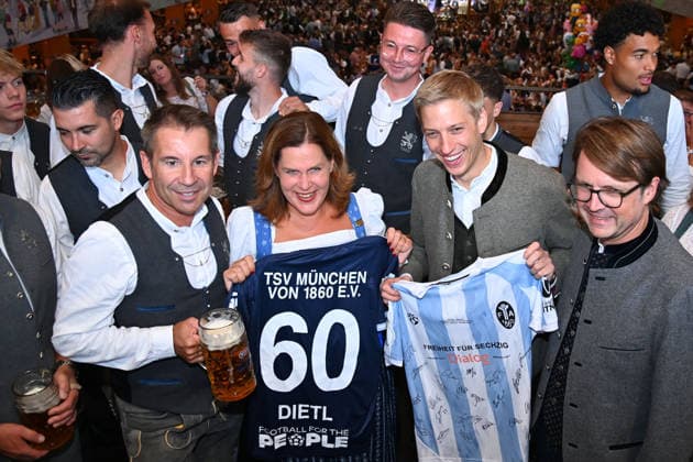 Praesident Gernot MANG (1860),Verena DIETL,, Oberbuergermeister Dominik KRAUSE. Traditioneller Wiesn Besich des TSV 1860 Muenche, Mannschaft Hacker Pschorr Zelt. 191. Oktoberfest vom 19.09.-04.10.2026 auf der Theresienwiese in Muenchen. Â