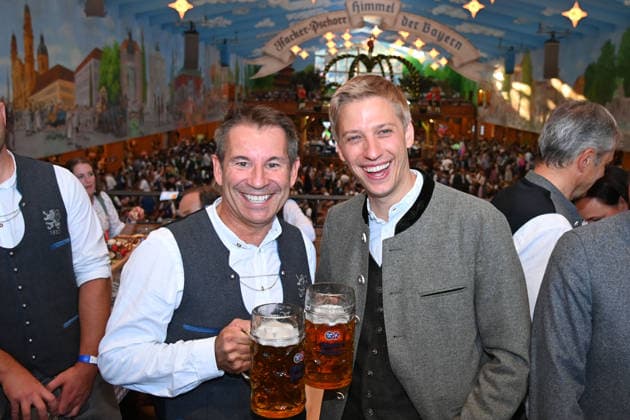 Praesident Gernot MANG (1860), Oberbuergermeister Dominik KRAUSE. Traditioneller Wiesn Besich des TSV 1860 Muenche, Mannschaft Hacker Pschorr Zelt. 191. Oktoberfest vom 19.09.-04.10.2026 auf der Theresienwiese in Muenchen. Â