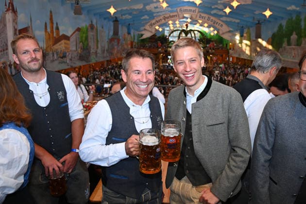 Praesident Gernot MANG (1860), Oberbuergermeister Dominik KRAUSE. Traditioneller Wiesn Besich des TSV 1860 Muenche, Mannschaft Hacker Pschorr Zelt. 191. Oktoberfest vom 19.09.-04.10.2026 auf der Theresienwiese in Muenchen. Â