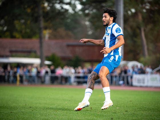 Testspiel: Hertha BSC vs. Hertha 03 Zehlendorf; Berlin, 29.09.2026 Testspiel: Kevin SESSA (Hertha BSC 8) mit einem Schuss aufs Tor, während dem Spiel Hertha BSC vs. Hertha 03 Zehlendorf im Ernst-Reuter-Sportfeld am September 29, 2026 in Berlin, Deutschland. Copyright: xBEAUTIFULxSPORTS Kuehnx
