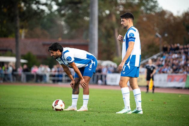 Testspiel: Hertha BSC vs. Hertha 03 Zehlendorf; Berlin, 29.09.2026 Testspiel: Kevin SESSA (Hertha BSC 8) und Josip BREKALO (Hertha BSC 7) bereiten sich auf einen Freistoß vor, während dem Spiel Hertha BSC vs. Hertha 03 Zehlendorf im Ernst-Reuter-Sportfeld am September 29, 2026 in Berlin, Deutschland. Copyright: xBEAUTIFULxSPORTS Kuehnx