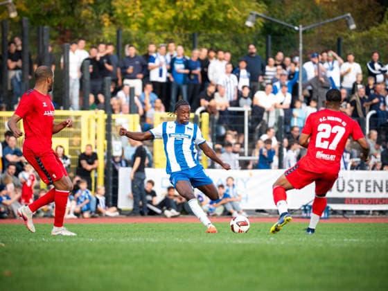 Testspiel: Hertha BSC vs. Hertha 03 Zehlendorf; Berlin, 29.09.2026 Testspiel: Jelani NDI (Hertha BSC 28) schuss auf das Tor, während dem Spiel Hertha BSC vs. Hertha 03 Zehlendorf im Ernst-Reuter-Sportfeld am September 29, 2026 in Berlin, Deutschland. Copyright: xBEAUTIFULxSPORTS Kuehnx