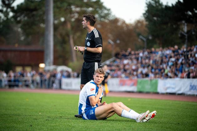 Testspiel: Hertha BSC vs. Hertha 03 Zehlendorf; Berlin, 29.09.2026 Testspiel: Luca SCHULER (Hertha BSC 18) am Boden während dem Spiel Hertha BSC vs. Hertha 03 Zehlendorf im Ernst-Reuter-Sportfeld am September 29, 2026 in Berlin, Deutschland. Copyright: xBEAUTIFULxSPORTS Kuehnx