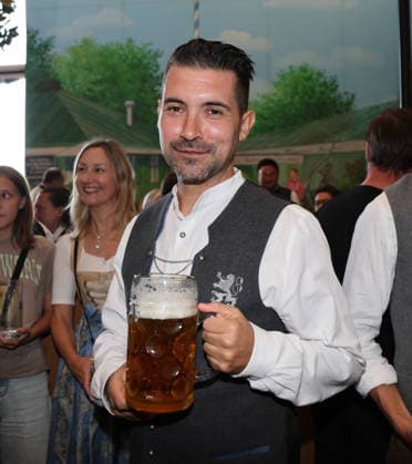 Fussball, Herren, Regionalliga Bayern, Saison 2026 2027, TSV 1860 München, Offizieller Wiesnbesuch, Hacker Festzelt Alper Kayabunar, Trainer (TSV 1860 München) mit einer Maß Bier in der Hand