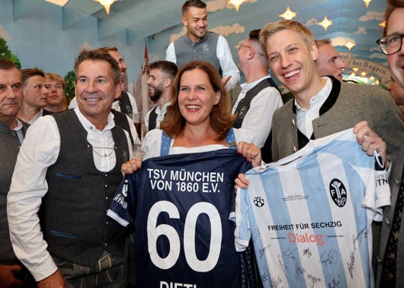 Fussball, Herren, Regionalliga Bayern, Saison 2026 2027, TSV 1860 München, Offizieller Wiesnbesuch, Hacker Festzelt Trikotübergabe mit Gernot Mang, Präsident (TSV 1860 München) , Verena Dietl, 3. Bürgermeisterin der Stadt München und Dominik Krause, Oberbürgermeister der Stadt München (v.l.n.r.)